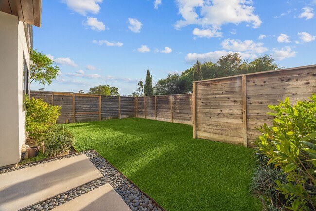 Building Photo - 7327 Shadyvilla Pointe Dr