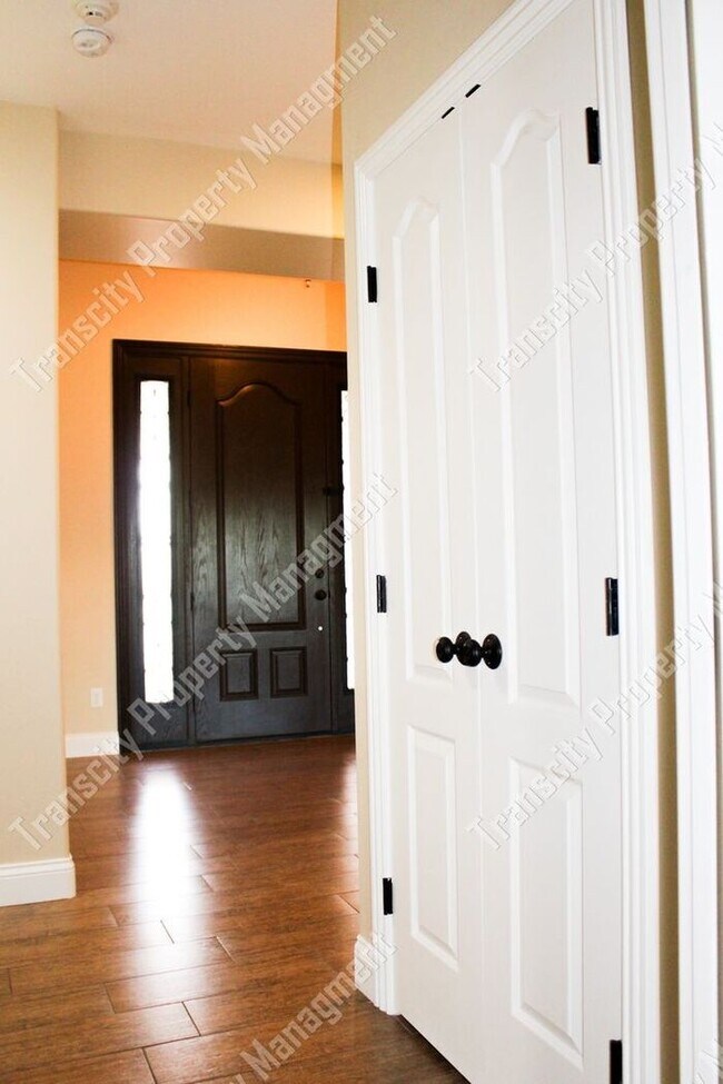 Building Photo - Spacious Custom Home Near Lindsay and McKe...