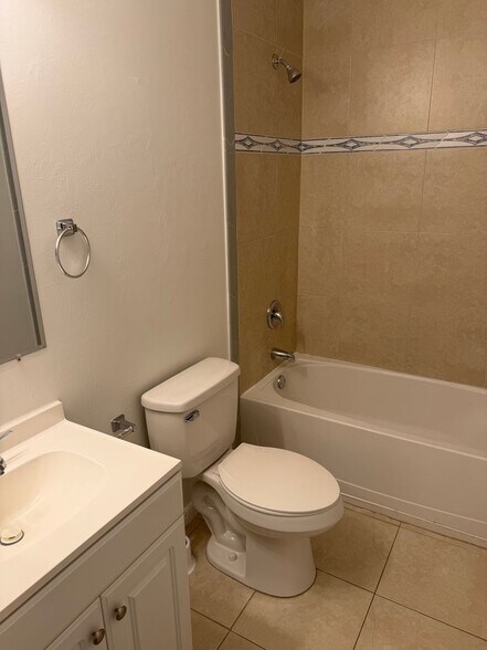 Building Photo - 842 SW 39th Terrace