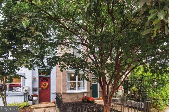 Building Photo - 1027 6th St NE