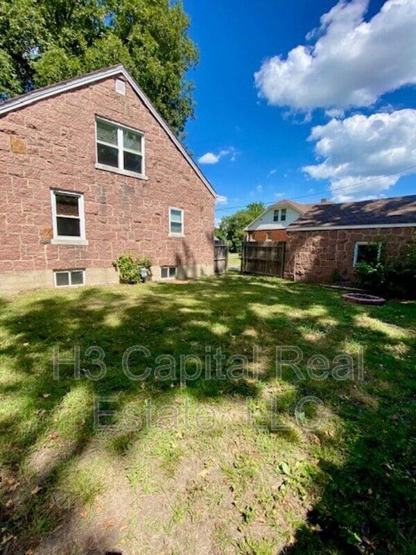 Building Photo - 702 S Cherry St