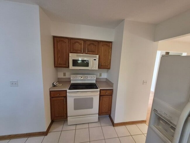 Building Photo - Charming 3BR 1.5BA Home w/ In-Unit Laundry + Central Air + Garage in Avon