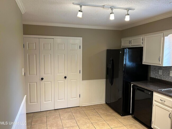 Building Photo - 960 Clarington Dr