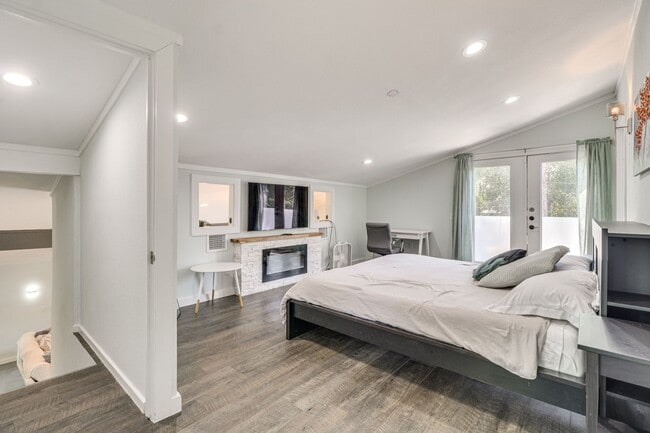 Building Photo - 372 Plum St