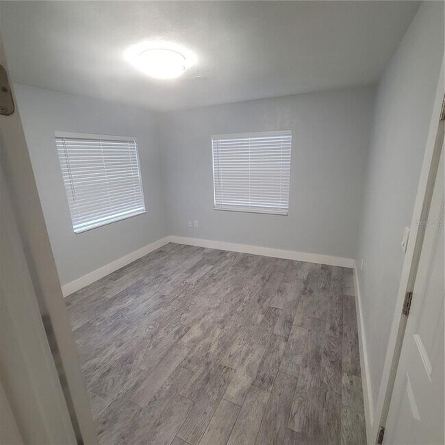 Building Photo - 409 S Lakeland Ave