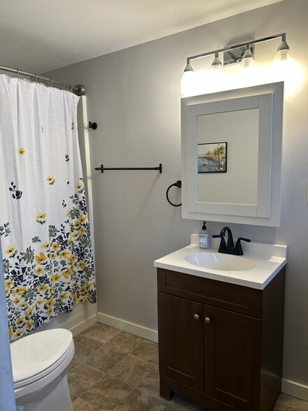 Building Photo - 347 N Linden St