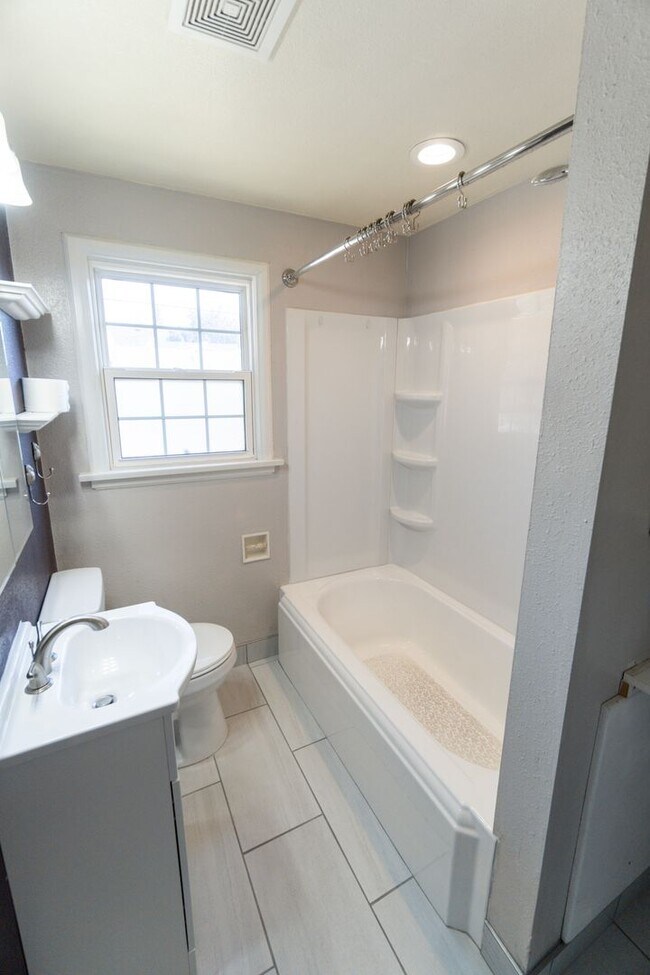 Building Photo - 2527 W Walton Ave