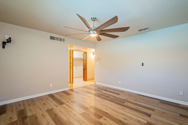 Building Photo - Move in Ready! 3 Bedrooms, 3 Bathrooms & P...