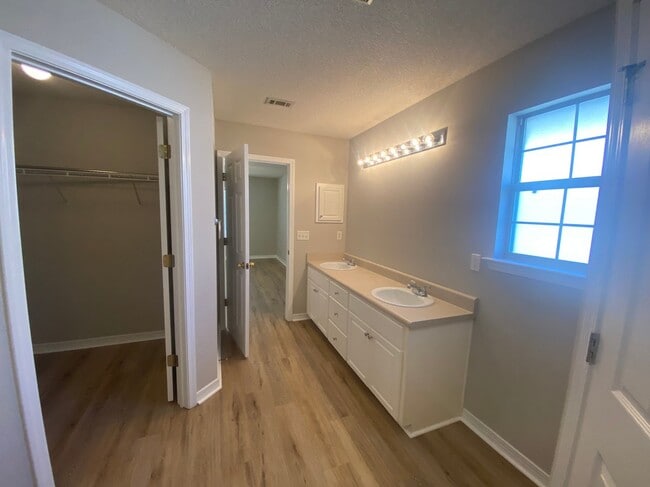 Building Photo - 9676 Parker Lake Cir