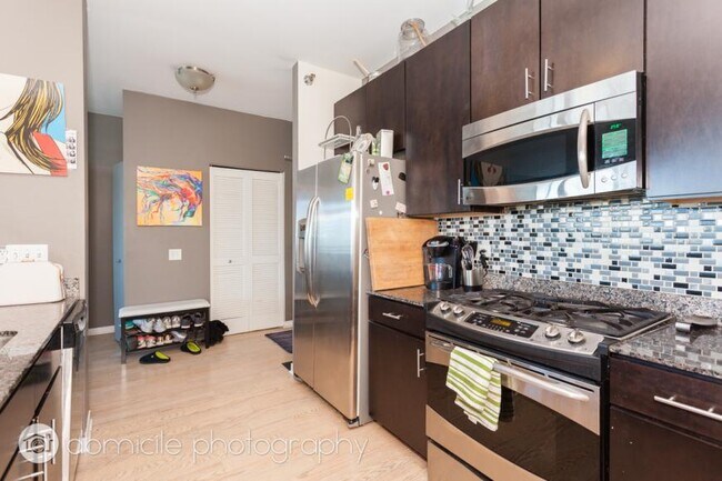 Building Photo - 1 bedroom in Chicago IL 60654