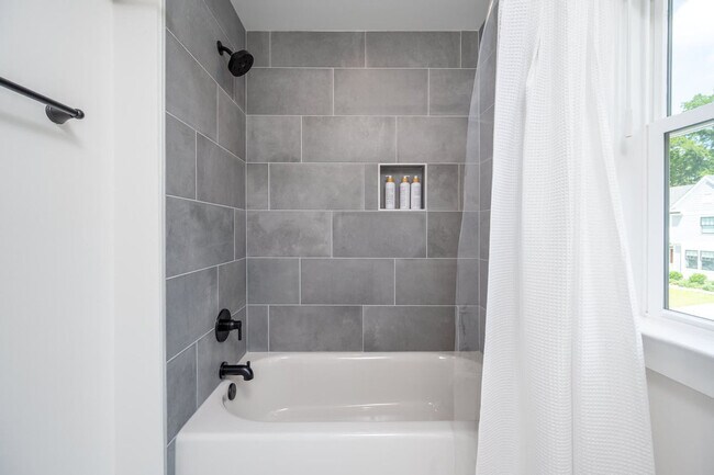 Building Photo - 2019 James St