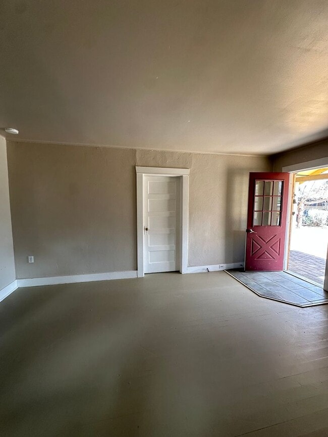 Building Photo - Charming 2 Bed / 2 Bath Home in Prime Westside Bend Location