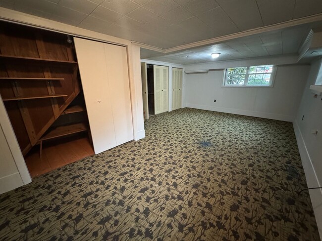 Building Photo - Brick 3/1.5 bath house with bonus in North...