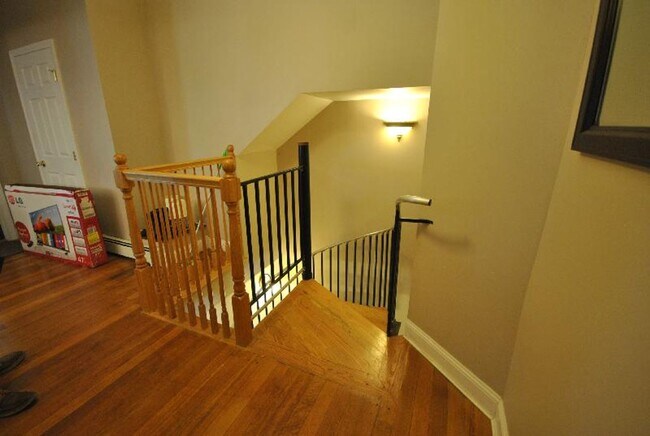 Building Photo - WOW! NO FEE!!!  RENOVATED 3 BED/2 BATH ON 2 LEVELS IN WASHINGTON SQ