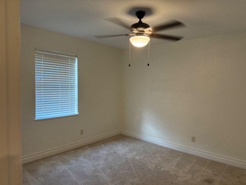 Building Photo - 1302 Blueridge Pkwy