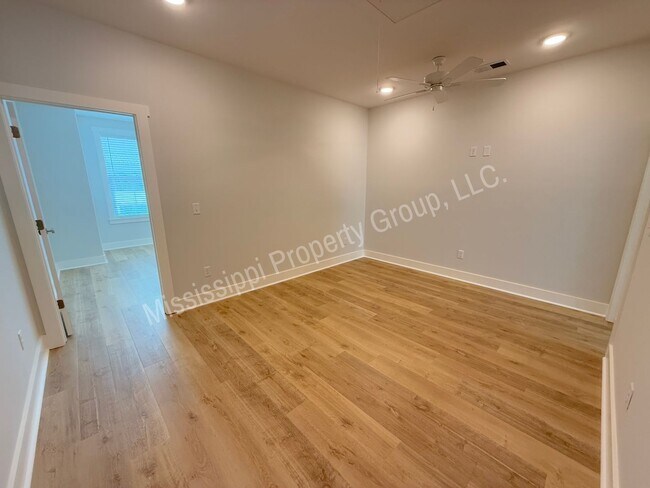 Building Photo - 703 Miramar Ln