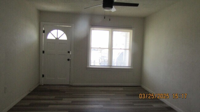 Building Photo - Newly renovated! Pet Friendly! Centrally l...