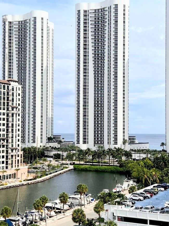 Building Photo - 300 Bayview Dr