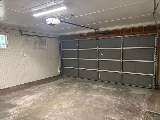 Building Photo - 700 E Edna St