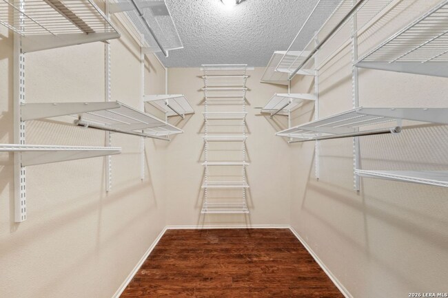 Building Photo - 3605 Hidden Dr