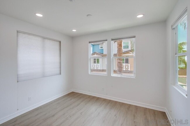 Building Photo - 2978 Beachwood Blf Wy