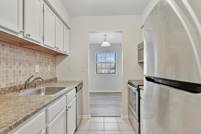 Building Photo - Charming 2-Bedroom, 1-Bath Renovated Apart...