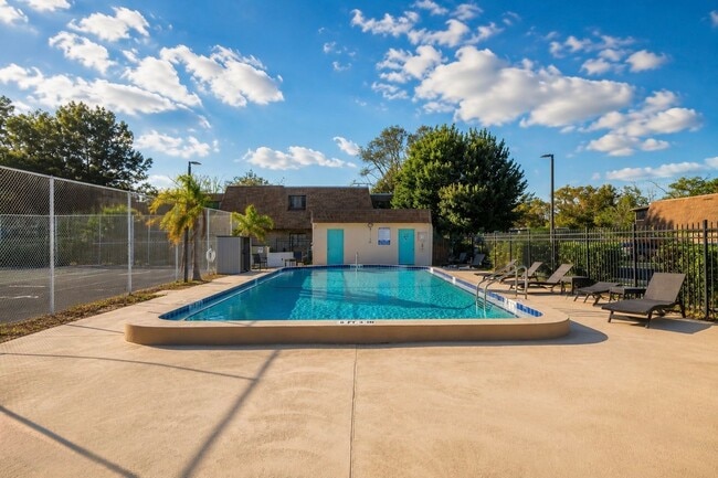 Building Photo - Spacious & Beautifully Updated Townhome in a Prime Location!