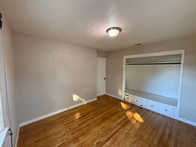 Building Photo - Single story in the heart of Modesto!