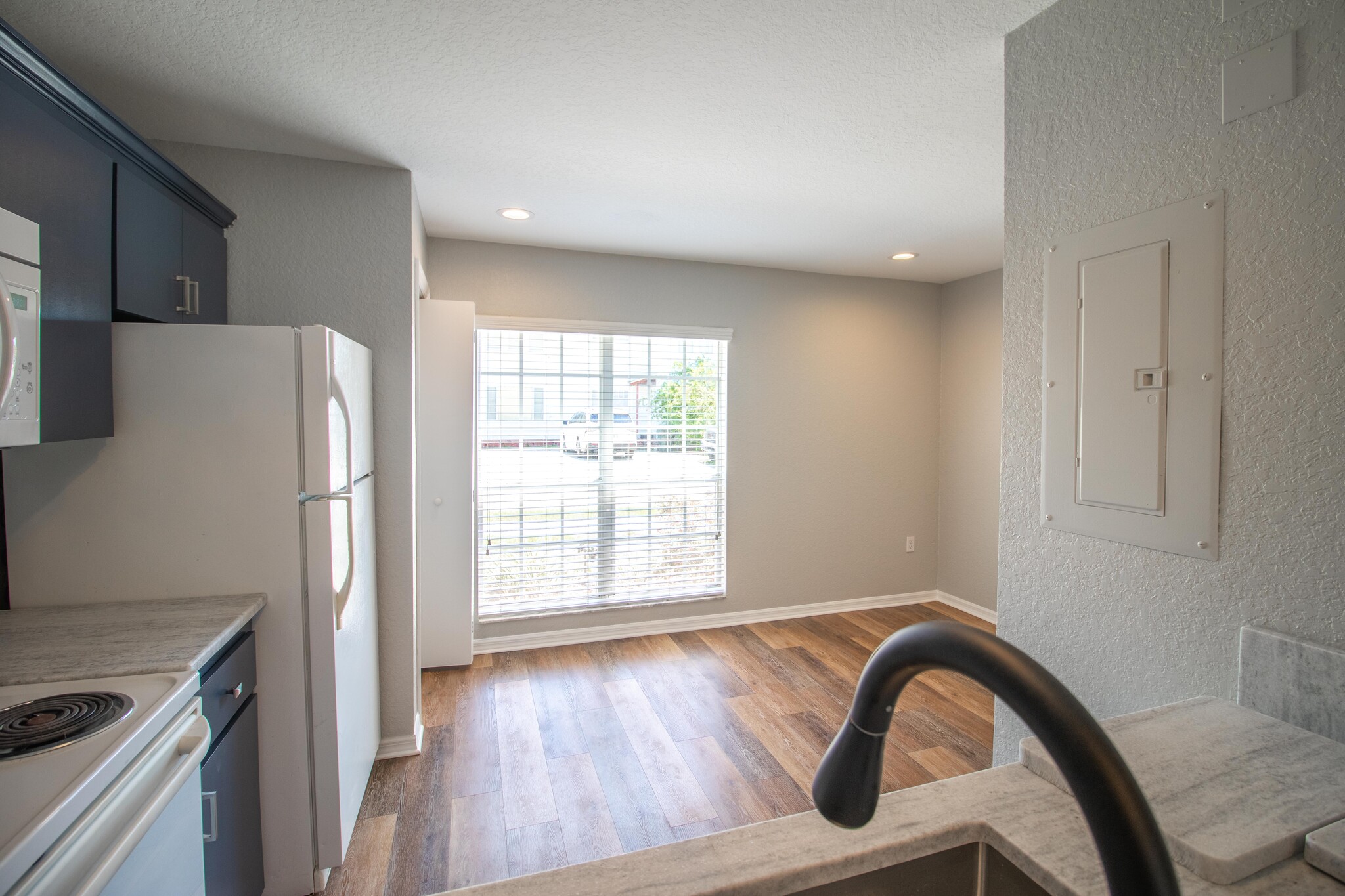 Building Photo - 405 S Lake Ave