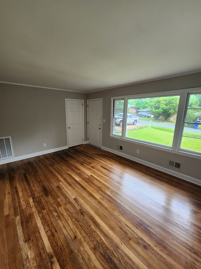 Building Photo - Chapel Hill / 3BR House on Bolin Heights A...