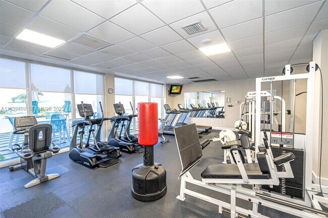 Building Photo - 3140 S Ocean Dr