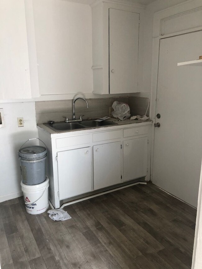 Building Photo - Charming Ranch