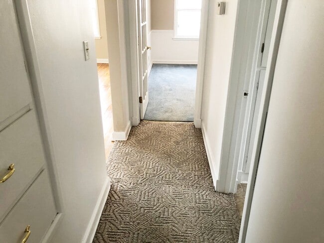 Building Photo - 2 BR Ranch Style Home with Fenced-in Back Yard & 1-Car Detached Garage