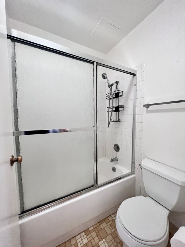 Building Photo - Large sunny 1 bedroom with lush courtyard ...