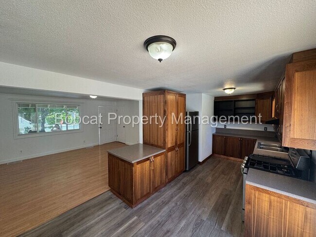 Building Photo - 700 Cottonwood Dr