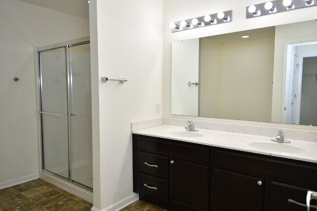 Building Photo - Spacious 5-bedroom, 3 full bath home in the Greenwood/Clark Pleasant area