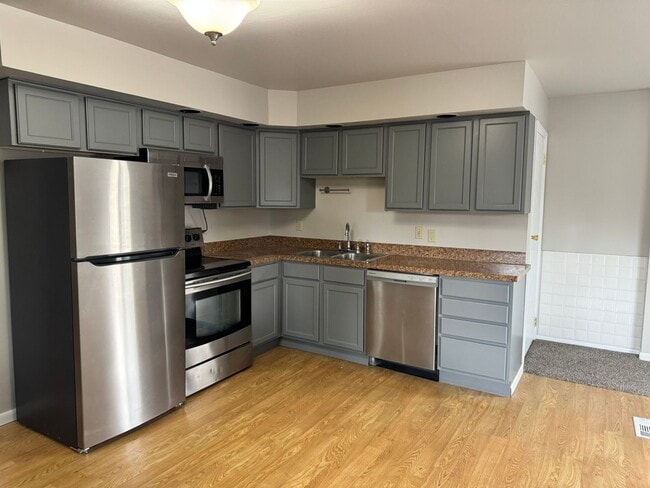 Building Photo - 5 Bedroom ,3 bathroom Single Family Unit