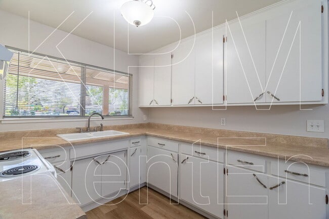 Building Photo - 443 E Robinhood Dr
