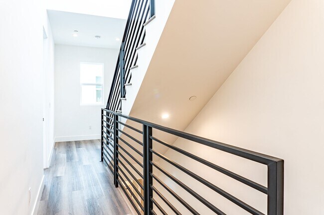Building Photo - Beautiful Spacious Modern 3 Bedroom Townho...