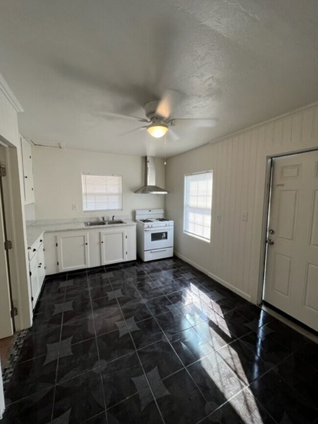 Building Photo - 1108 Wells Ave