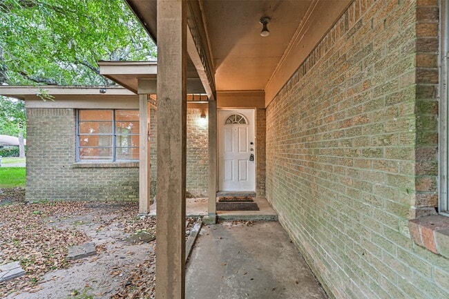 Building Photo - 6425 N Ridgecrest Dr