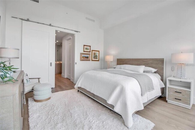 Building Photo - 301 QUAY Cmn