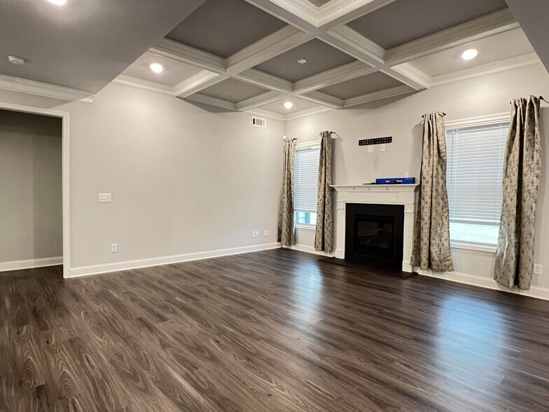Building Photo - 4675 Silver Oak Dr SW