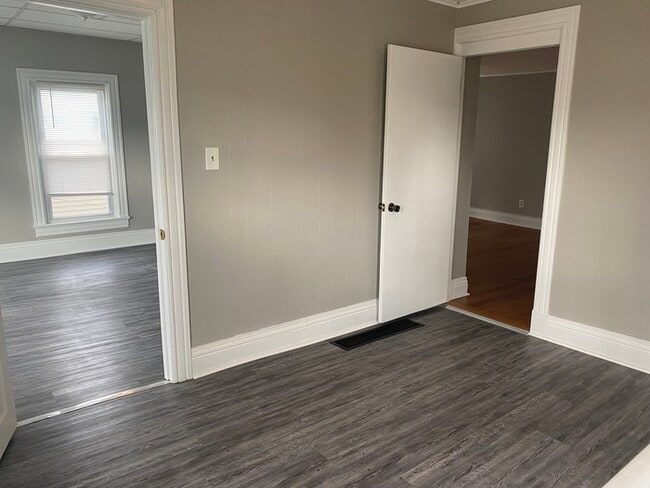 Building Photo - Gorgeous 5 bedroom 2 bath located on friendly neighborhood for rent!!!