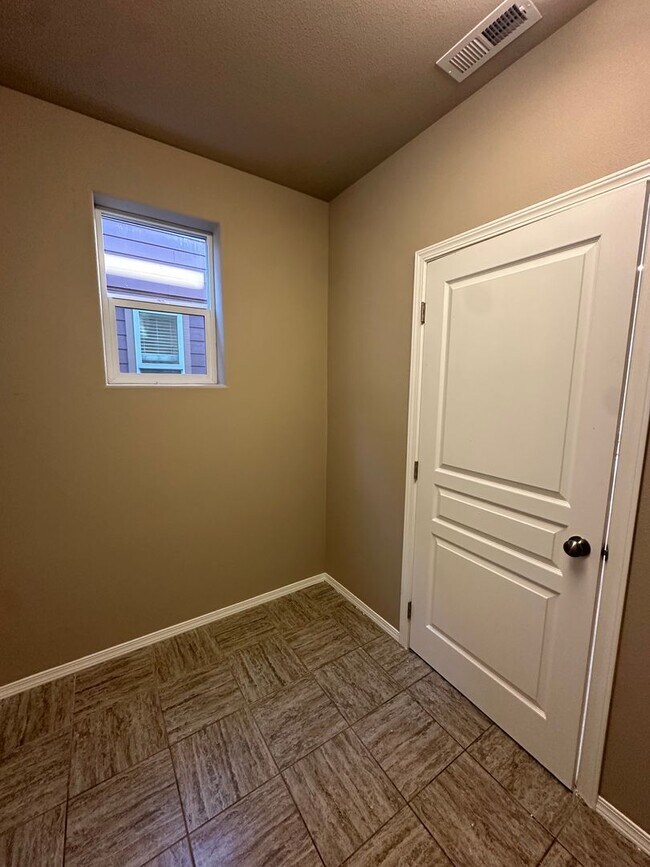 Building Photo - Comfortable Bend Living – 3 Bedroom Home with Spacious Bonus Room!