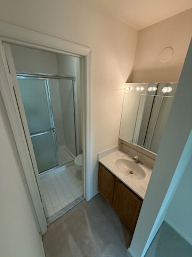 Building Photo - Updated 4BR Townhome!