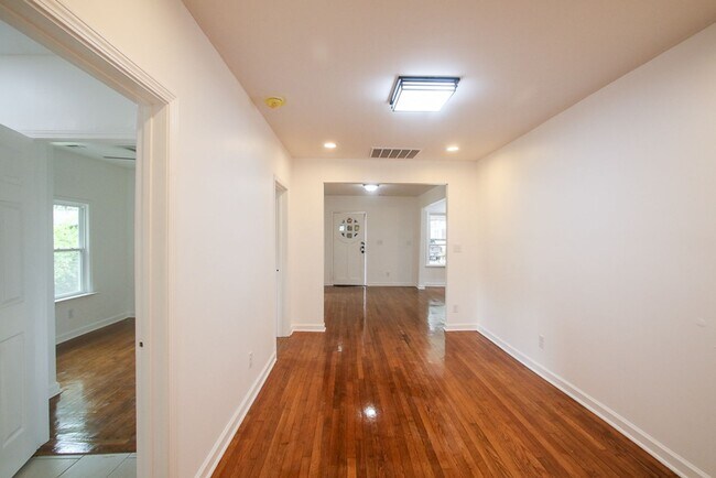 Building Photo - Spacious 4 Bedroom, 2.5 Bath Home in Savan...