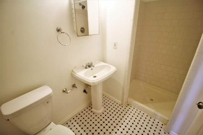 Building Photo - Gorgeous 2bd/1.5 ba Canton townhome. OSP, CAC, W/D and more! Available 3/13