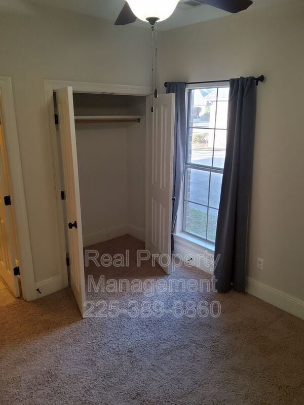 Building Photo - 10950 Hillpark Ave