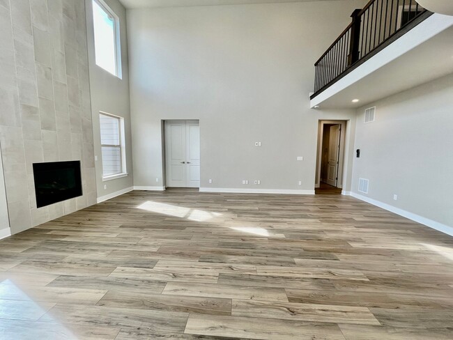 Building Photo - 5 bed 4 Bath IMMACULATE NEW BUILD in THORN...